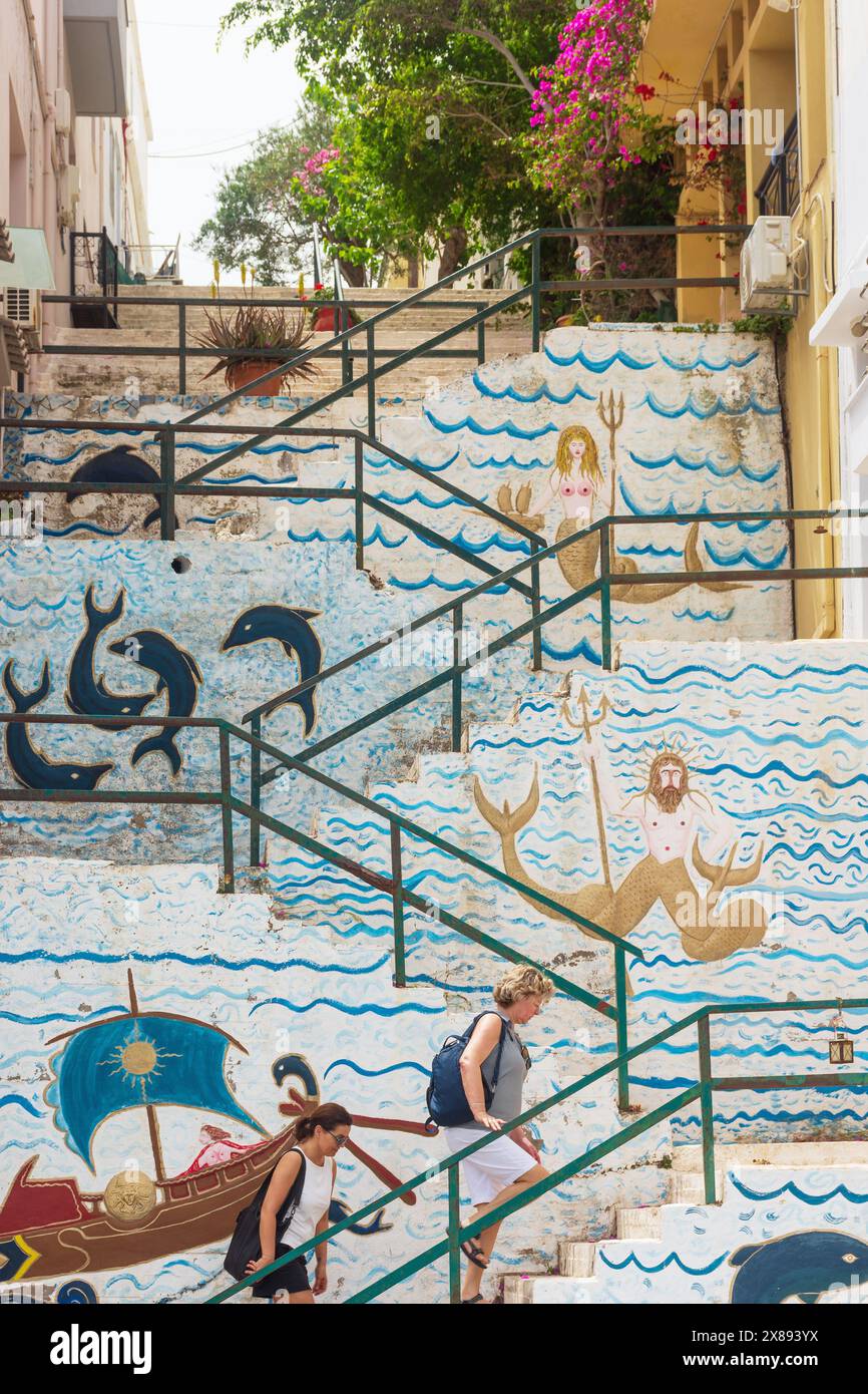 Kunstgemalte Treppen auf der Koritsas Straße in Agios Nikolaos auf Kreta Stockfoto
