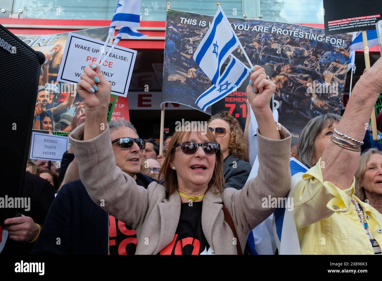 London, UK, 24. Mai 2024. Hunderte pro-israelische Demonstranten versammelten sich vor dem Phoenix Cinema in East Finchley, nachdem das Gebäude über Nacht mit Grafitti mit den Worten „Sag nein zu Kunstwäsche“ beschmutzt wurde. Ein propalästinensischer Protest wurde ursprünglich organisiert, um einen Boykott des israelischen Seret Film Festivals zu unterstützen, vor einer Dokumentarvorführung über den Angriff auf das Nova Festival am 7. Oktober. Eine kleinere Gruppe von Aktivisten war anwesend und die beiden Parteien wurden von der Polizei getrennt. Quelle: Eleventh Photography/Alamy Live New Stockfoto