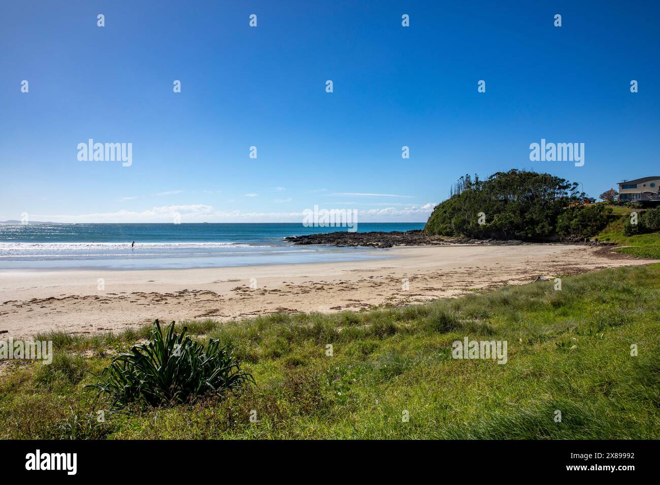 Woolgoolga Beach an der Coffs Harbour Coast, Strand am blauen Himmel Herbsttag, Ostküste von New South Wales, Australien Stockfoto