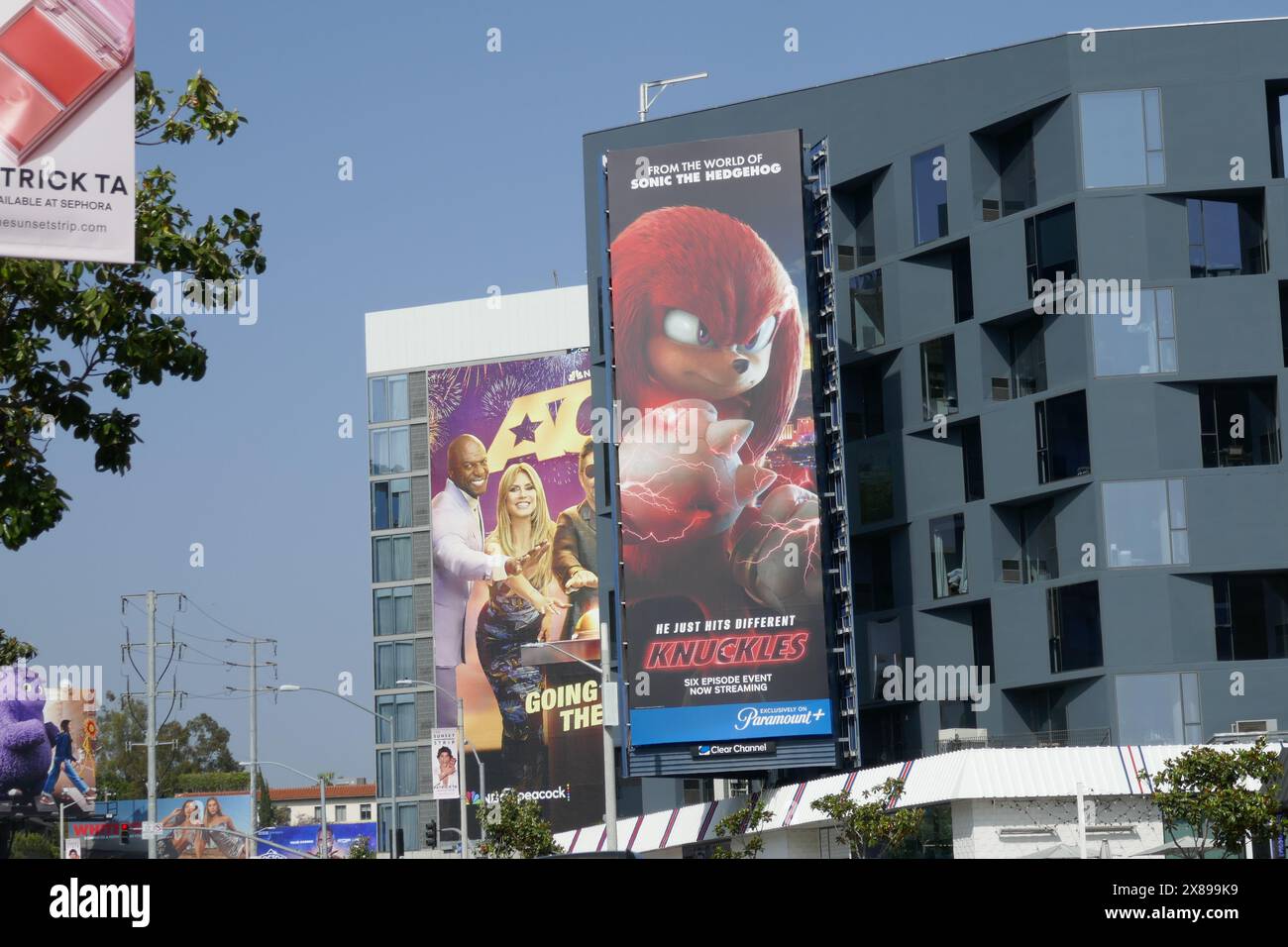 22. Mai 2024 Knuckles Sonic The Hedgehog Paramount Plus Plakatwand am Sunset Blvd am 22. Mai 2024 in Los Angeles, Kalifornien, USA. Foto: Barry King/Alamy Stock Photo Stockfoto