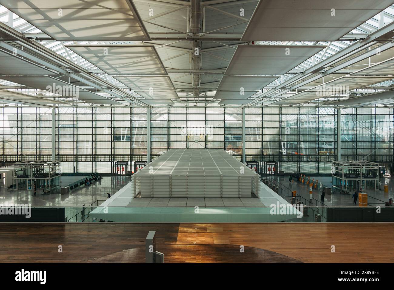 Ein leerer Check-in-Bereich im Terminal 2 am internationalen Flughafen München an einem ruhigen Nachmittag. An den Fenstern lässt sich viel natürliches Licht hereinlassen Stockfoto