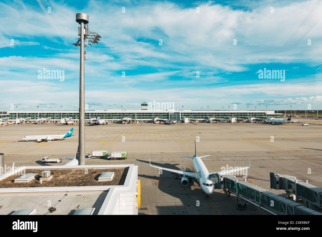 Ein ruhiger Moment auf dem Vorfeld am Terminal 2, internationaler Flughafen München Stockfoto