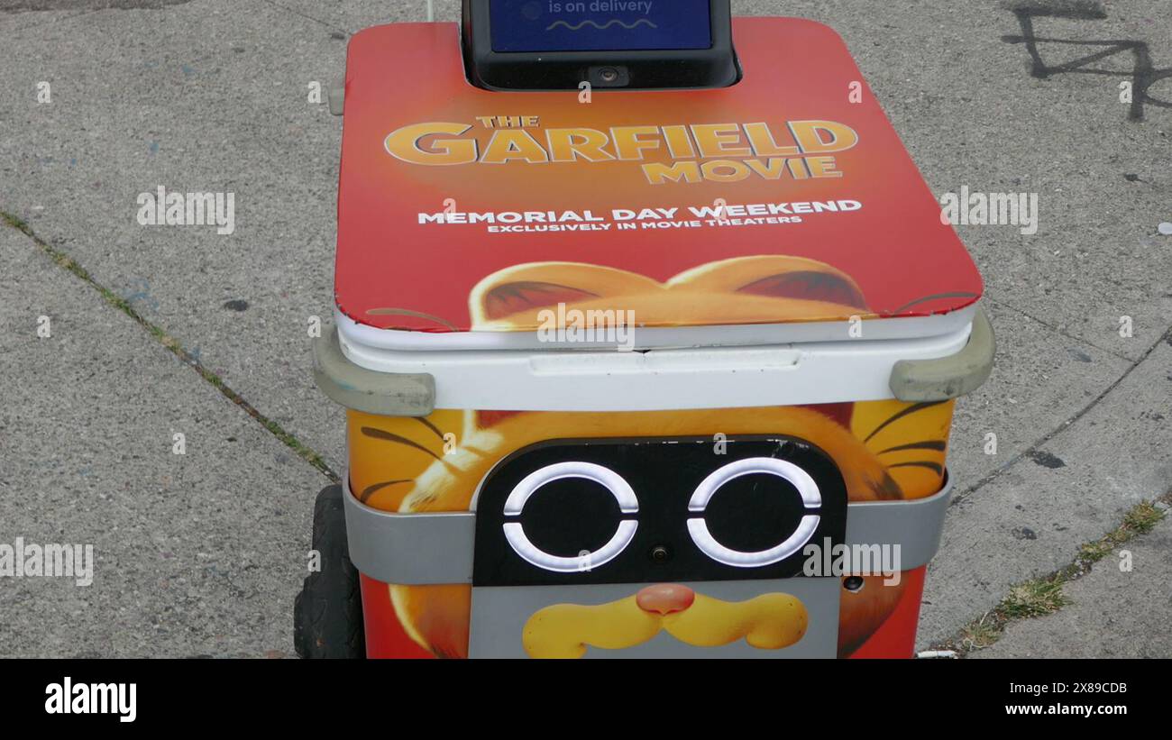 Los Angeles, Kalifornien, USA 23. Mai 2024 der Garfield Movie Delivery Robot auf dem Sunset blvd am 23. Mai 2024 in Los Angeles, Kalifornien, USA. Die Garfield Movie Besetzung umfasst Chris Pratt, Nicholas Hoult, Samuel L. Jackson, Ving Rhames, Brett Goldstein, Hannah Waddingham, Snoop Dogg, Cecily Strong, Janelle James, Bowen Yang, Gregg Berger, Luke Cinque-White und Harvey Guillen. Foto: Barry King/Alamy Stock Photo Stockfoto