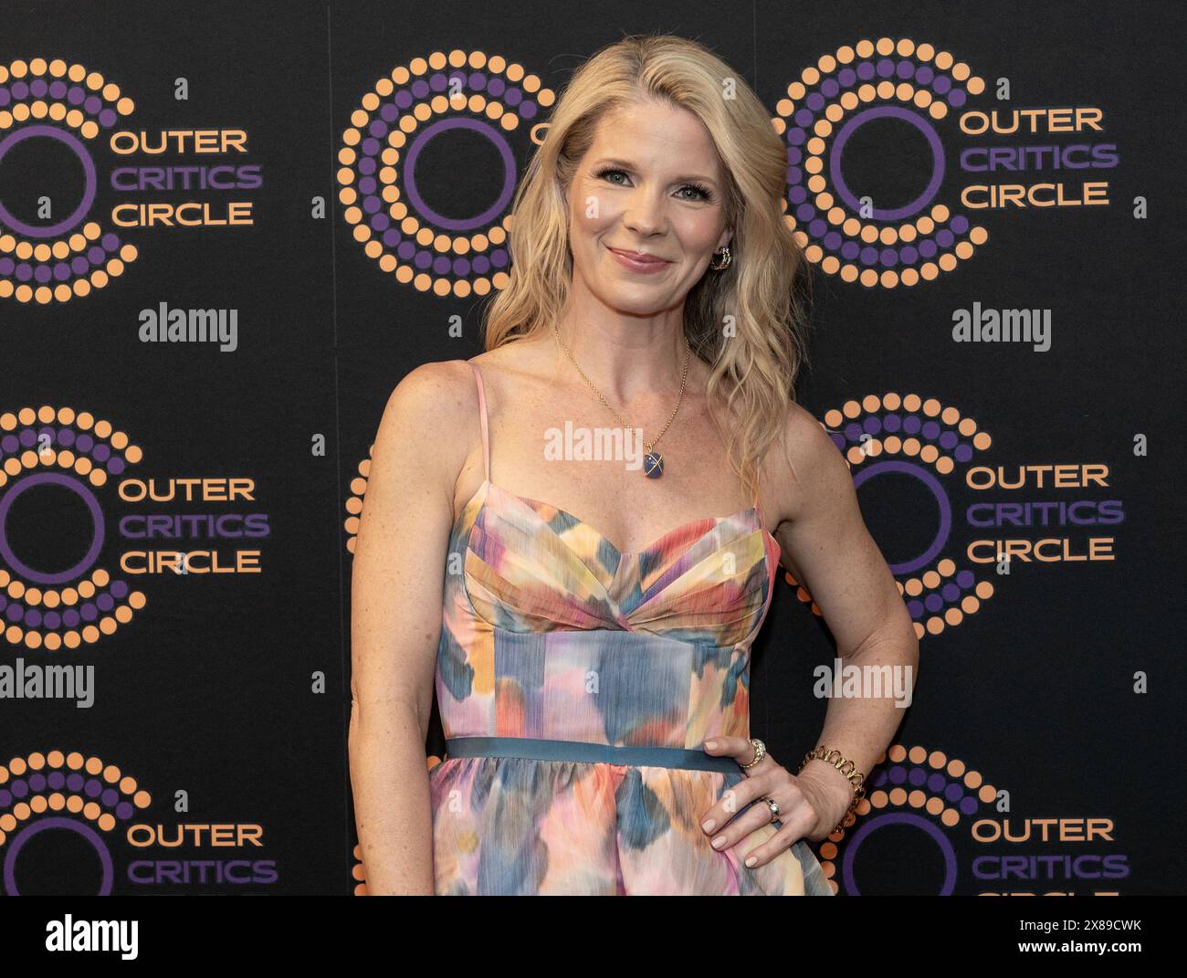 Kelli O’Hara trägt ein Kleid von Rebecca Vallance und nimmt am 23. Mai 2024 an der Library for the Performing Arts in New York an den Outer Critics Circle Awards 2024 Teil Stockfoto