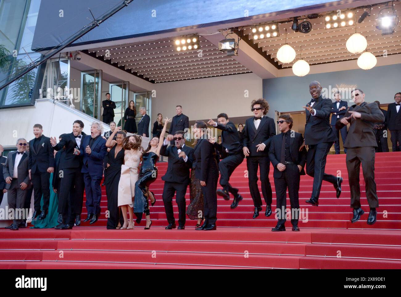 23. Mai 2024, Cannes, Frankreich: Präsident der Internationalen Kritikerwoche der Jury, Audrey Diwan, Ahmed Hamidi, Alain Chabat, Anthony Bajon, Karim Laklou, FranÃ Civil, AdÃ¨le Exarchopoulos, Alain Attal, Gilles Lellouche, Ã Bouchez, Mallory Wanecque, Malik Frikah, Produzent Hugo Selignac, Jean-Pascal Zadi, Vincent Lacoste und RaphaÃ«l Quenard nehmen am „L'Amour Ouf“ (Beating Hearts) Roter Teppich beim 77. jährlichen Filmfestival von Cannes am Palais des Festivals am 23. Mai 2024 in Cannes, Frankreich (Foto: © Frederick Injimbert/ZUMA Press Wire) Teil. Nicht für kommerzielle USA Stockfoto