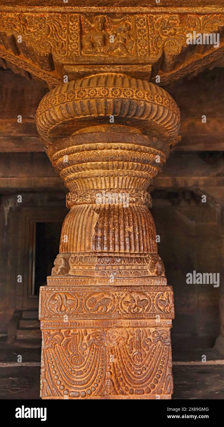 Geschnitzte Details auf Säulen der Badami-Höhlen, Badami, Baglkot, Karnataka, Indien. Stockfoto