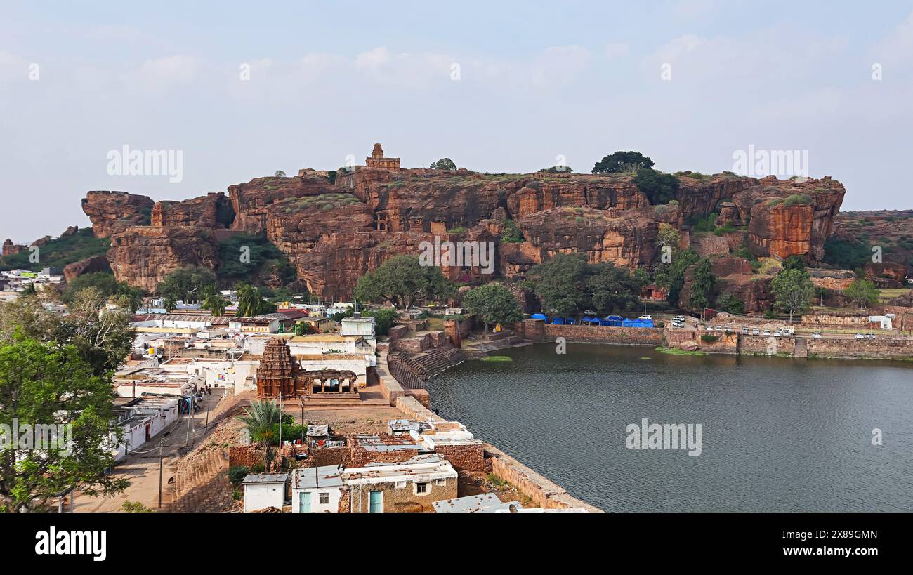 Blick auf Badami-Stadt und Agasthya-See, Badami, Bagalkot, Karnataka, Indien. Stockfoto