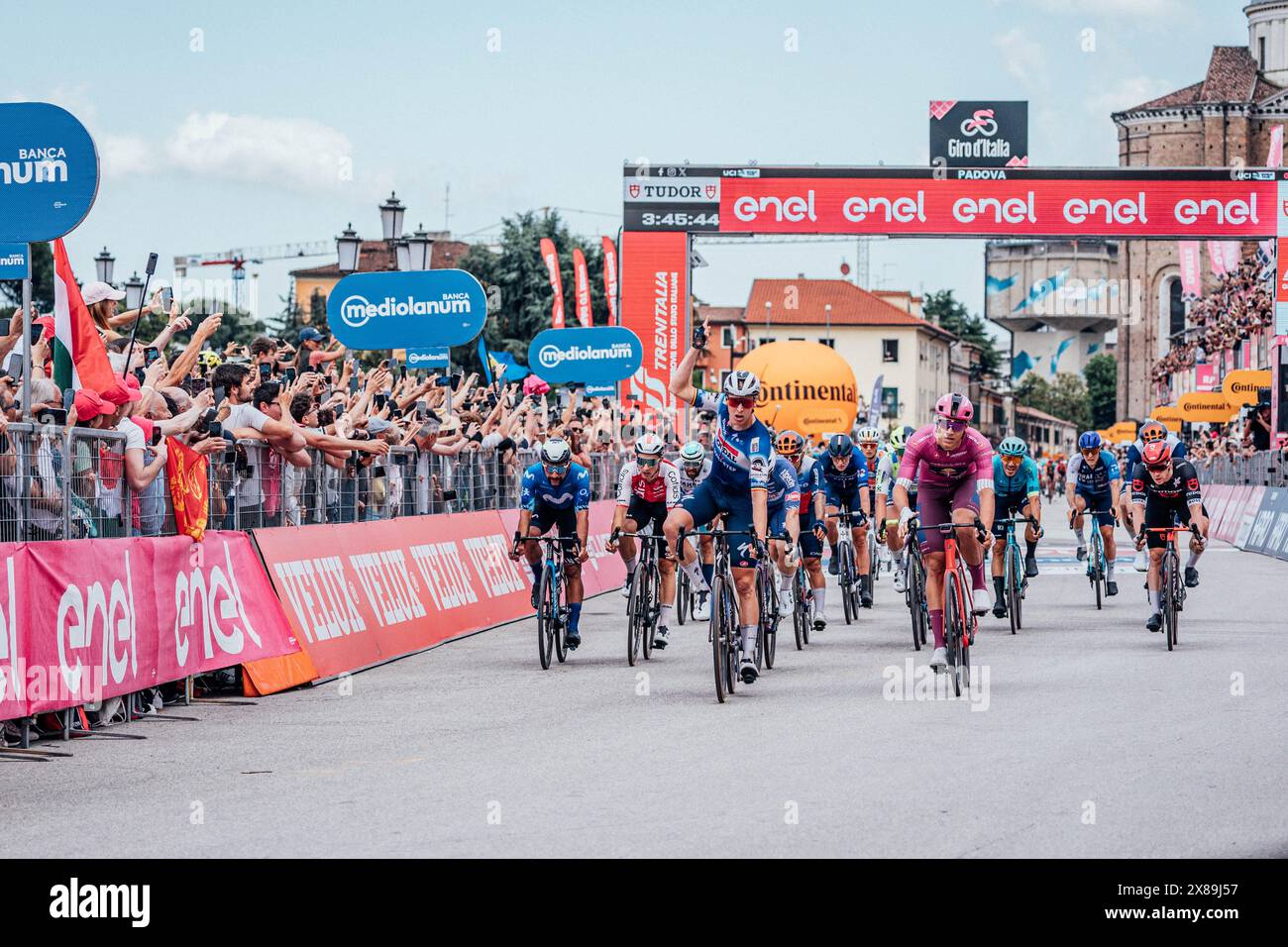 Bild von Zac Williams/SWpix.com - 23/05/2024 - Radfahren - 2024 Giro d'Italia, Stage 18 - Fiera di Primiero - Padua - Italien - Tim Merlier, Soudal Quickstep, gewinnt die Bühne. Quelle: SWpix/Alamy Live News Stockfoto