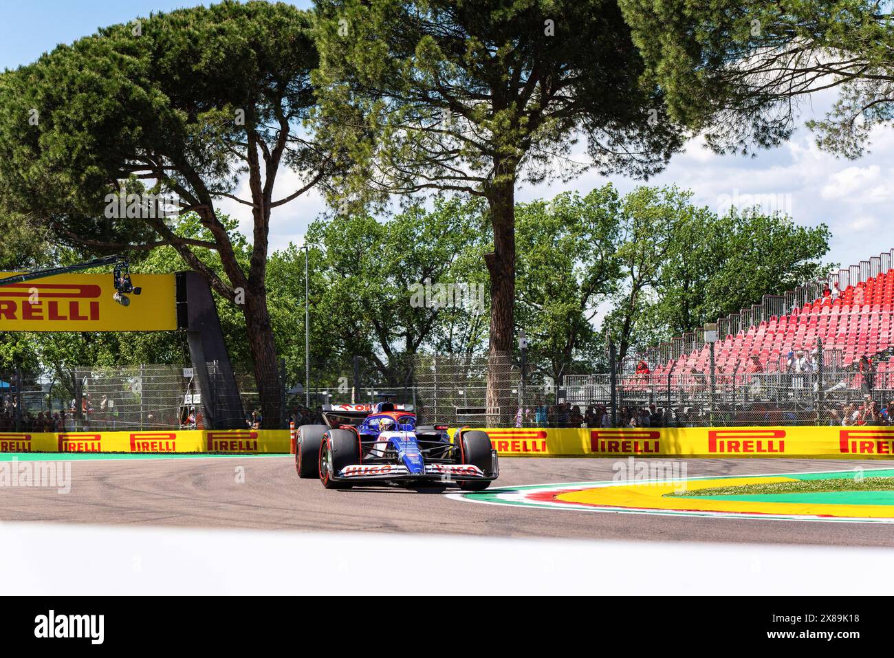 Daniel Ricciardo (3), australischer Fahrer des Formel-1-Teams, tritt während des freien Trainings beim Formel-1-MSC-Cruises Grand Prix von Made in Italy und Emilia Romagna an. Stockfoto