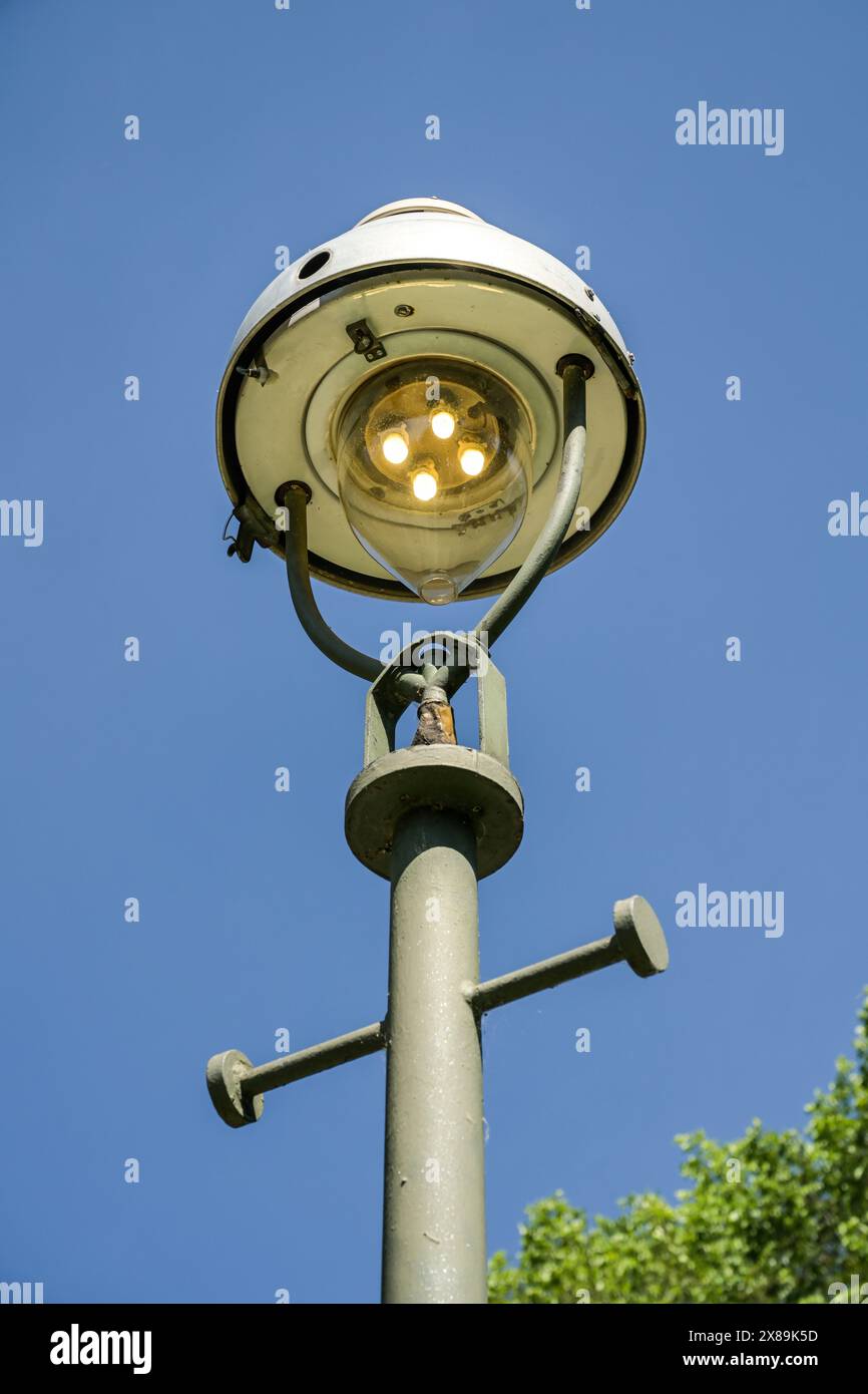 Alte Gaslaterne brennt auch am Tag, Berlin, Deutschland Stockfoto