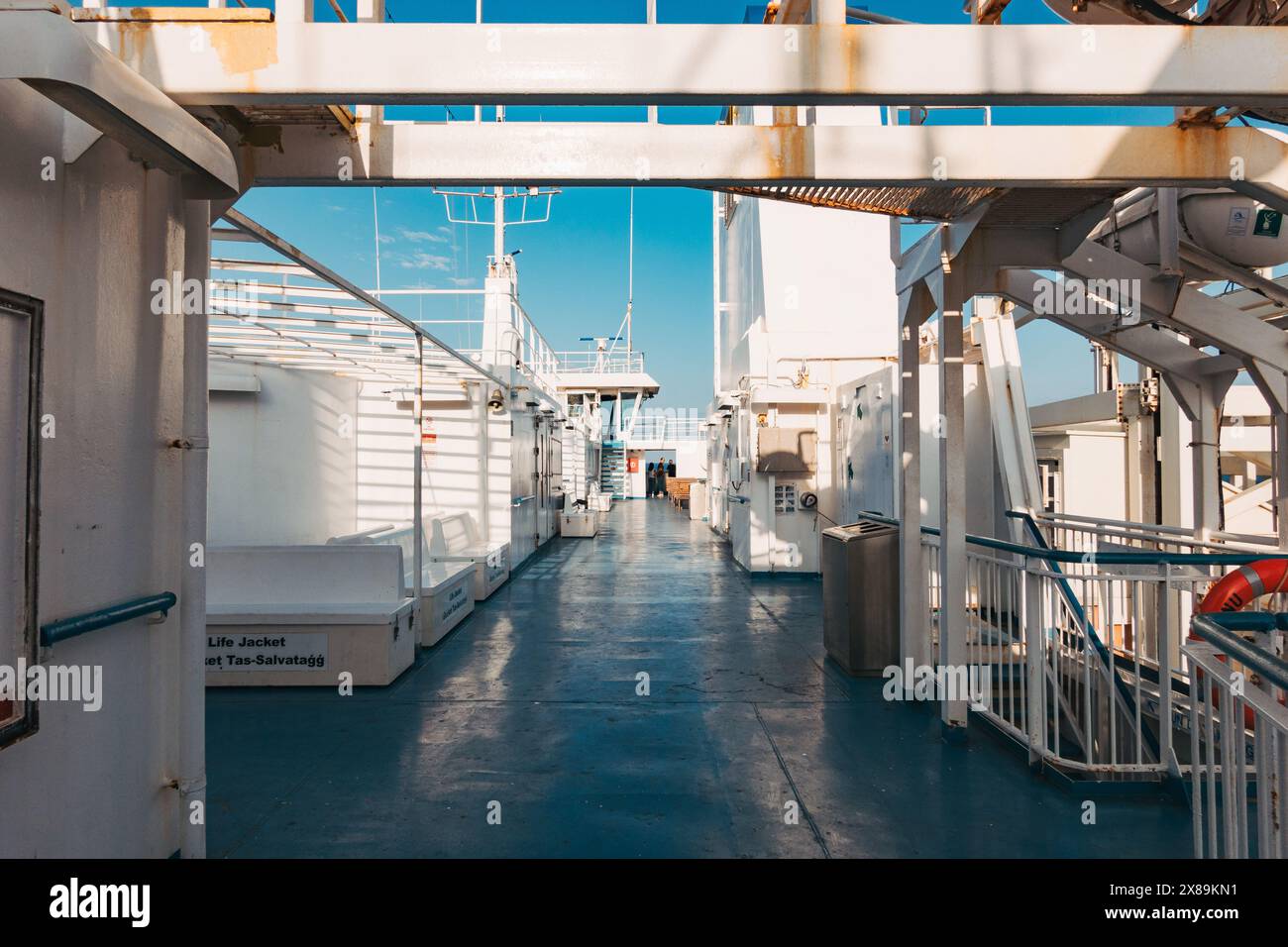 Ein Deck auf der Gozo Channel Ferry an einem sonnigen Nachmittag in Malta, mit Passagieren und Fahrzeugen zwischen der Insel Gozo und dem Festland Stockfoto