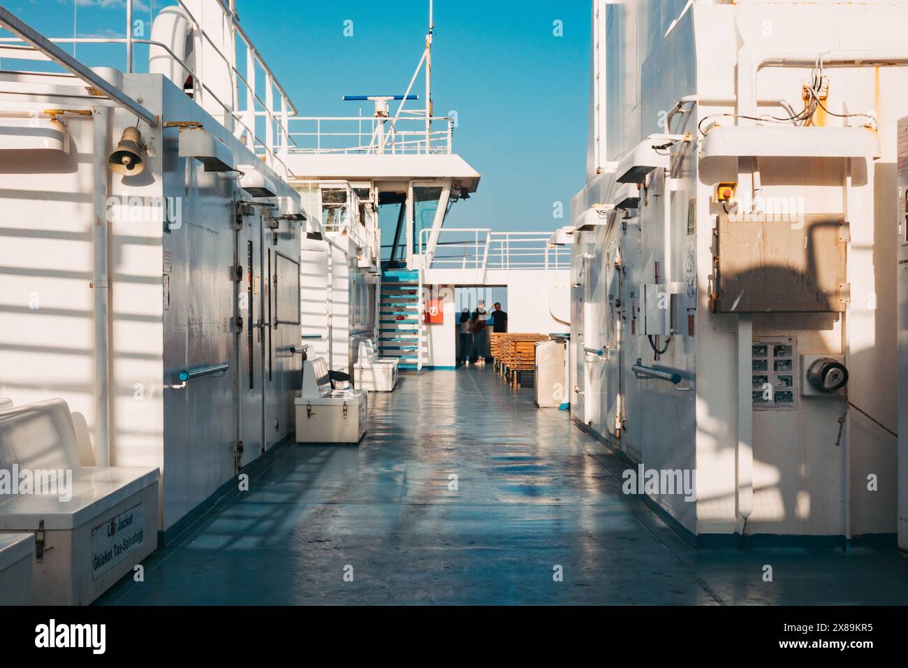 Ein Deck auf der Gozo Channel Ferry an einem sonnigen Nachmittag in Malta, wo Passagiere und Fahrzeuge zwischen der Insel Gozo und dem Festland befördert werden Stockfoto