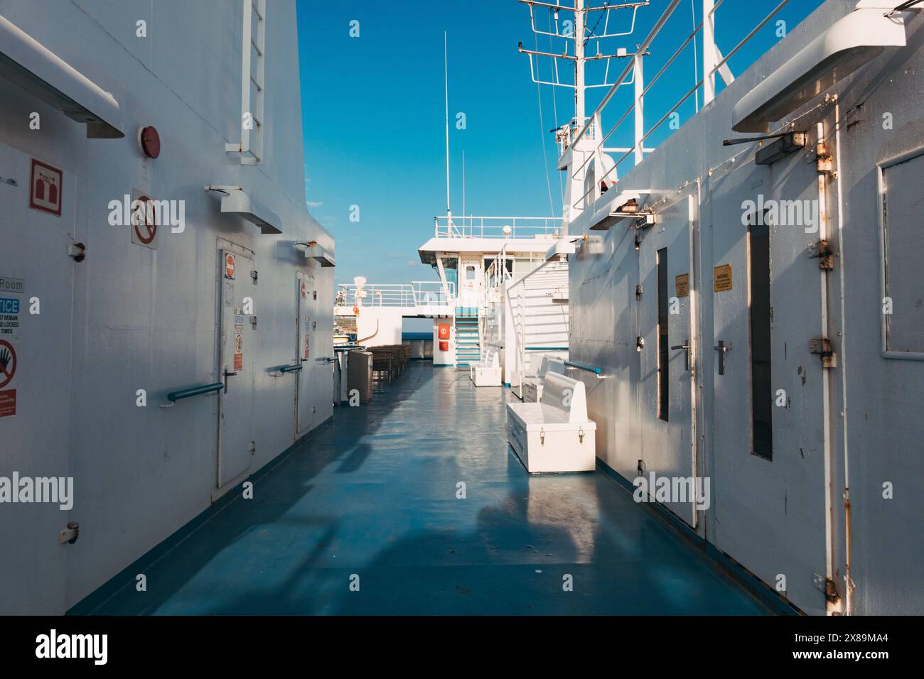 Ein Deck auf der Gozo Channel Ferry an einem sonnigen Nachmittag in Malta, das Passagiere und Fahrzeuge zwischen der Insel Gozo und dem Festland verbindet Stockfoto