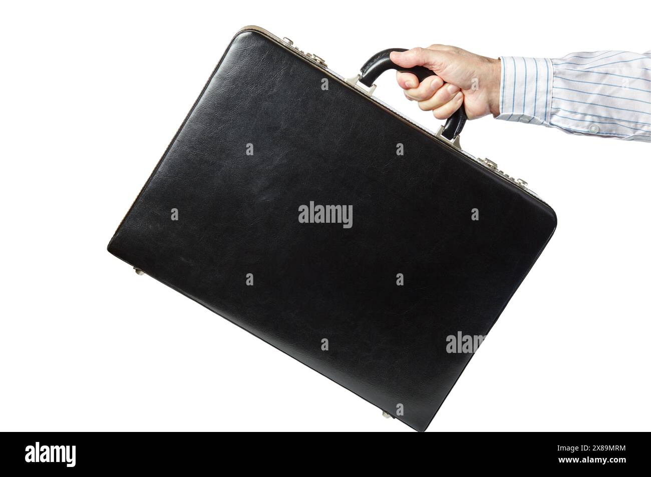 Männliche Hand in einem Hemd mit Aktentasche isoliert auf weißem Hintergrund mit Schneideweg. Schwarze Premium-Aktentasche in männlicher Hand Stockfoto
