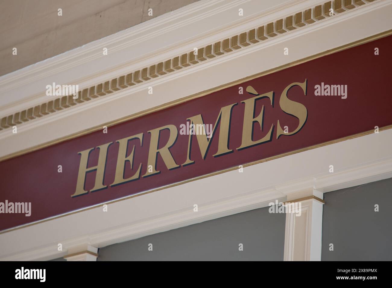 Bordeaux , Frankreich - 05 22 2024 : hermes Logo Marke und Text auf dem Wandschild an der Ladenfassade in der Haupteinkaufsstraße der Stadt Stockfoto