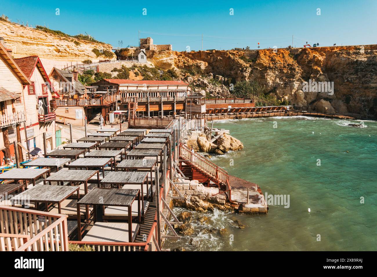 Ein hölzernes Küstendorf, das ursprünglich als Filmset des Musicals „Popeye“ aus den 1980er Jahren erbaut wurde und heute eine beliebte Touristenattraktion in Mellieħa, Malta, ist Stockfoto