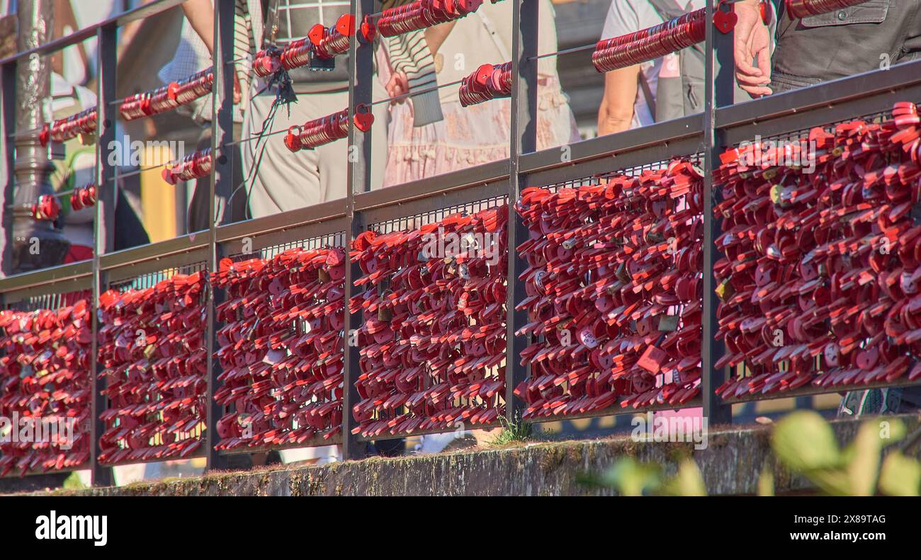 Eine Wunschwand mit roten Wish-Vorhängeschlössern in Colmar, Elsass, Frankreich Stockfoto