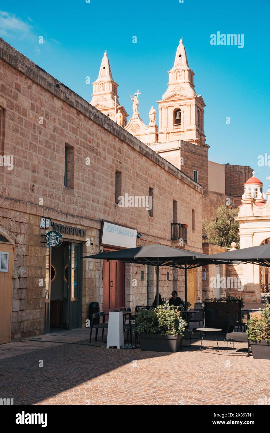 Ein Starbucks-Café in einem alten Steinhaus in der Stadt Mellieħa, Malta Stockfoto