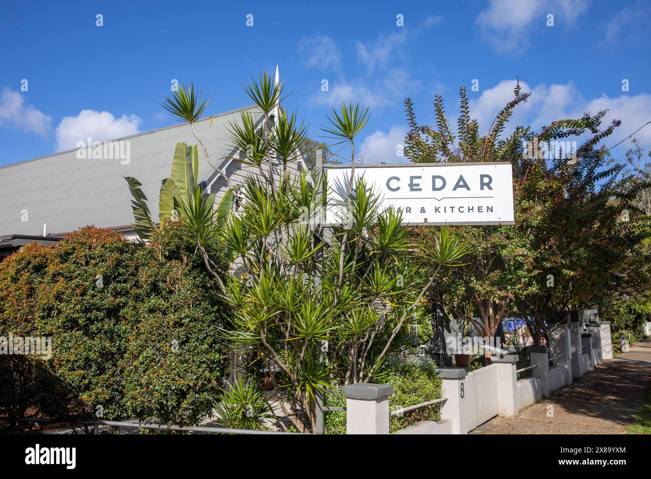 Bellingen Stadtzentrum im regionalen New South Wales, Cedar Bar und Küchenrestaurant Diner mit tropischem Garten, NSW, Australien Stockfoto