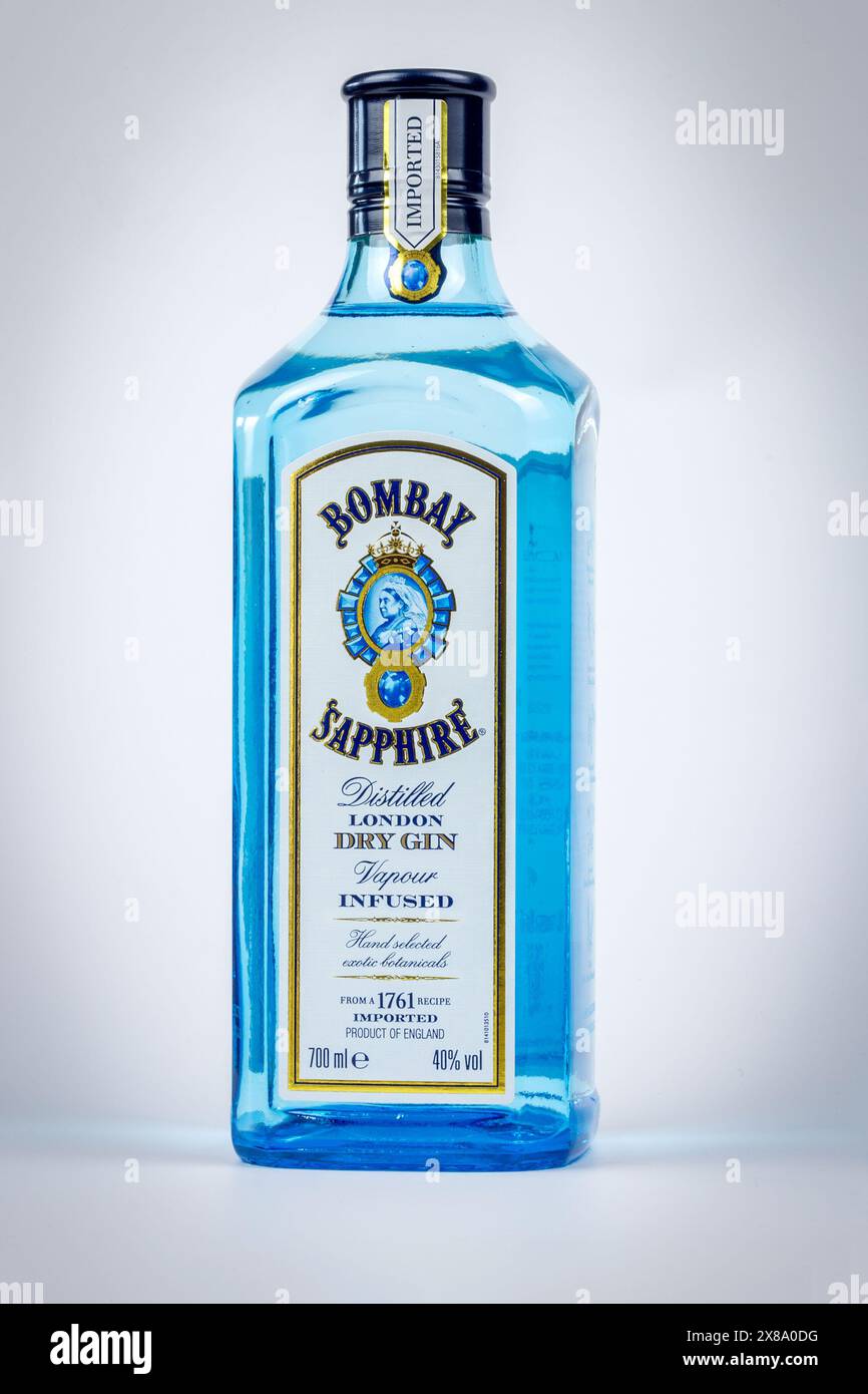 Flasche bombay Saphir Brand london Dry Gin isoliert auf grauem Hintergrund Stockfoto