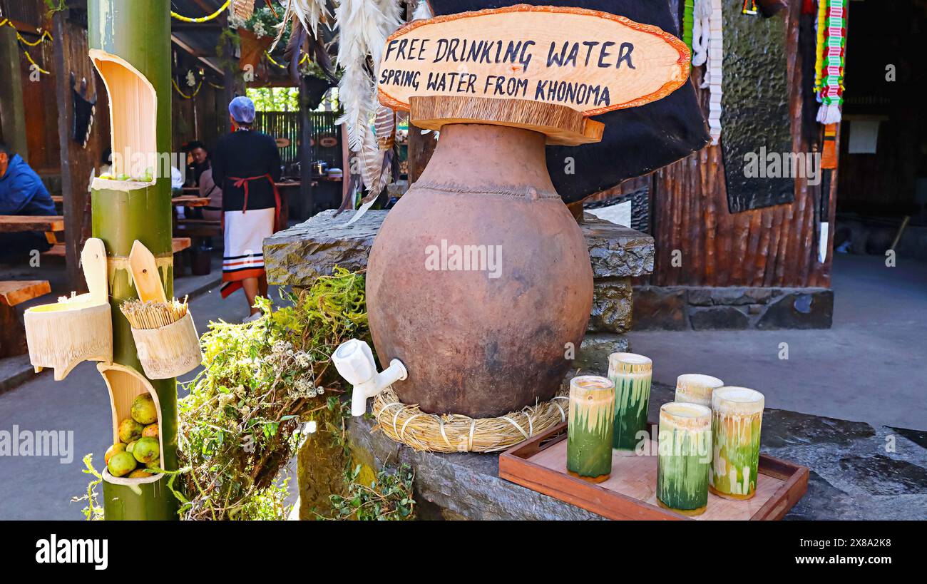 INDIEN, NAGALAND, KISAMA HERITAGE VILLAGE, Dezember 2023, Tourist, beim Bamboo Brille for the Drinking Water, Hornbill Festival. Stockfoto