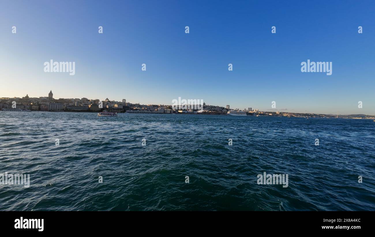 Fotos der Meerenge des Bosporus und des Stadthafens von Istanbul vom Boot aus während des sonnigen Frühlingstages Stockfoto