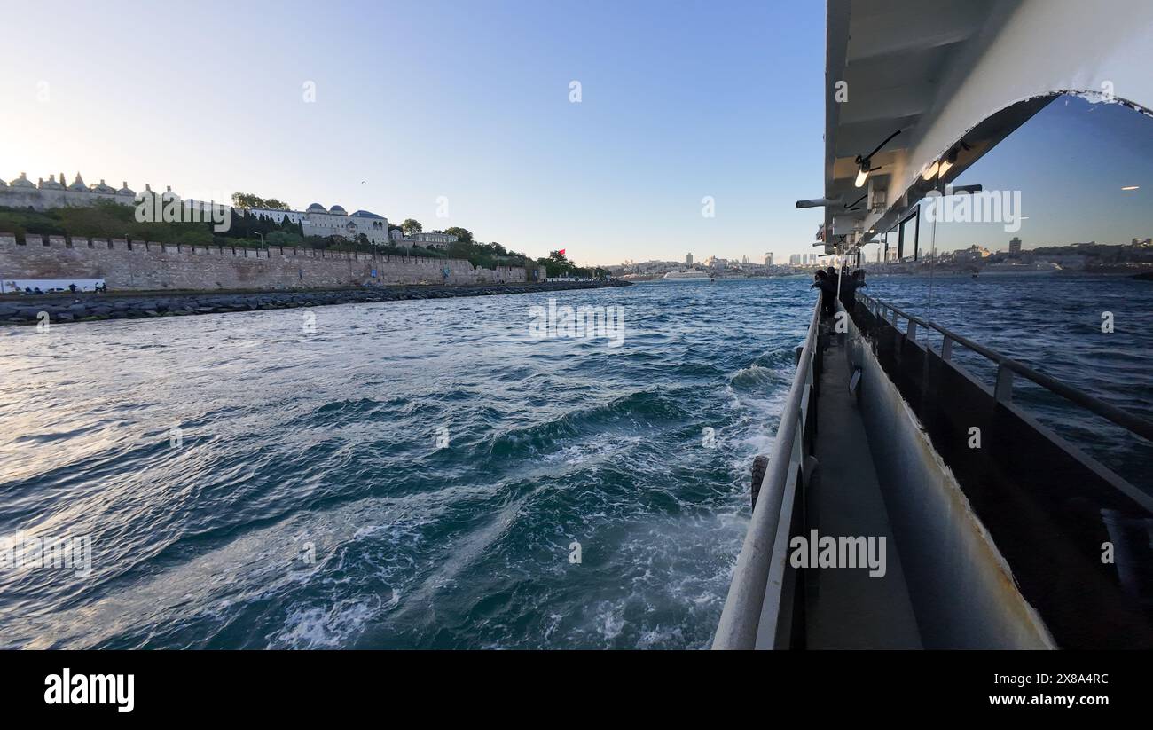 Fotos der Meerenge des Bosporus und des Stadthafens von Istanbul vom Boot aus während des sonnigen Frühlingstages Stockfoto