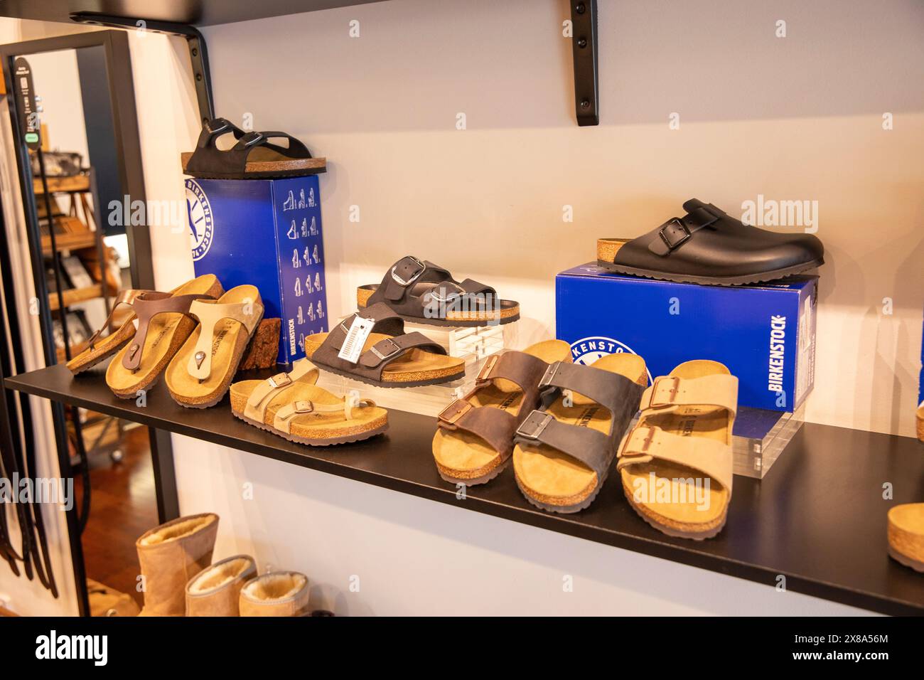 Birkenstock Schuhe und Sandalen Schuhe zum Verkauf in einem australischen Schuhgeschäft in Tamworth, NSW, Australien Stockfoto