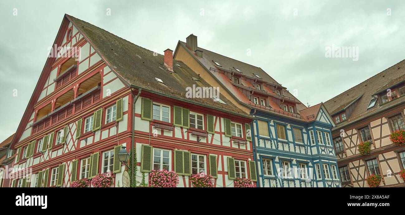 Gengenbach, Deutschland. Malerische Schwarzwaldstadt, bekannt für ihre gut erhaltenen historischen Gebäude und charmanten Kopfsteinpflasterstraßen. Annäherungstor von Stockfoto