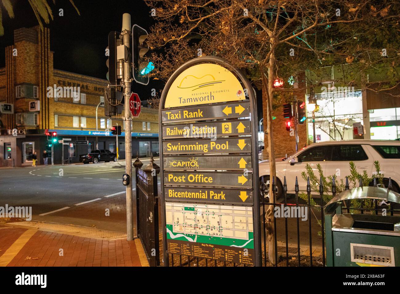 Tamworth City Centre, eine australische Binnenstadt mit Touristeninformation Schild zu lokalen Dienstleistungen und Attraktionen, New South Wales, Australien Stockfoto