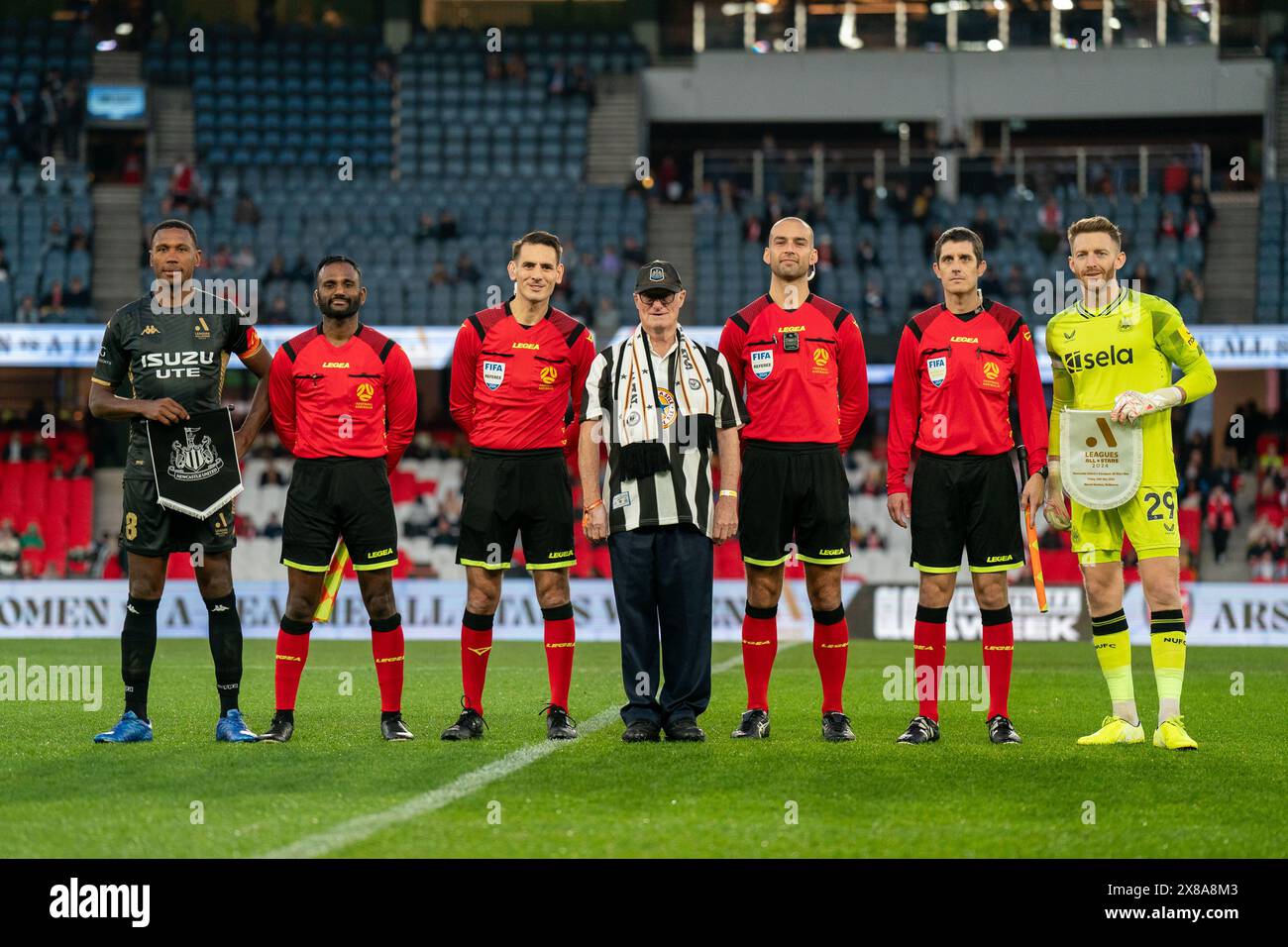 Melbourne, Australien. Mai 2024. Melbourne, Australien, 24. Mai 2024: Marcelo Guedes (8 A-League Men All-Stars) und Torhüter Mark Gillespie (29 Newcastle United FC) posieren mit dem Schiedsrichterteam während des Freundschaftsspiels zwischen den A-League Men All-Stars und Newcastle United FC im Marvel Stadium in Melbourne, Australien. (NOE Llamas/SPP) Credit: SPP Sport Press Photo. /Alamy Live News Stockfoto