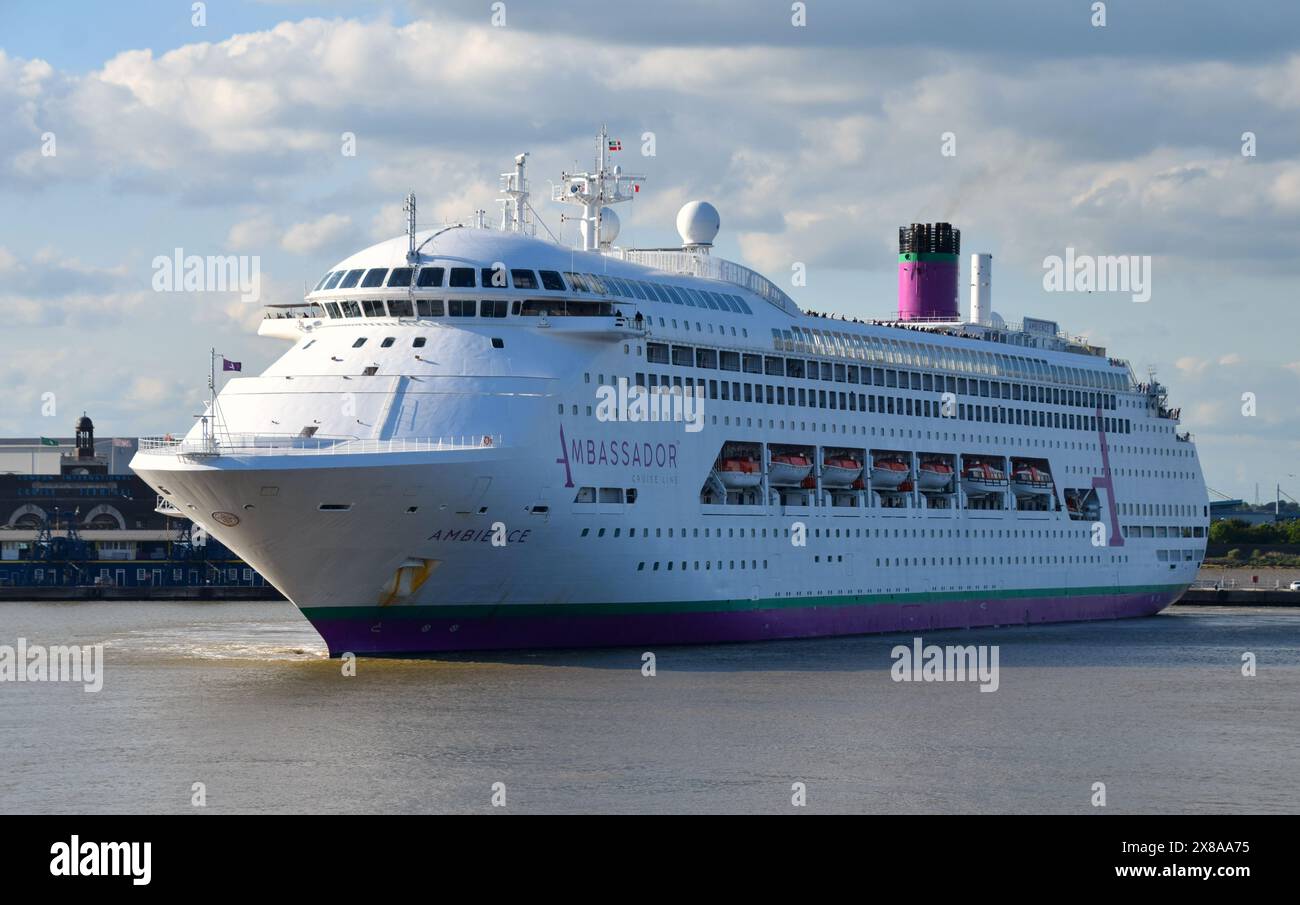 Die Kreuzfahrtschiffatmosphäre, die von der in Essex ansässigen Ambassador Cruise Line betrieben wird, fährt von ihrem Heimathafen London International Cruise Terminal (Tilbury) auf einer WA ab Stockfoto