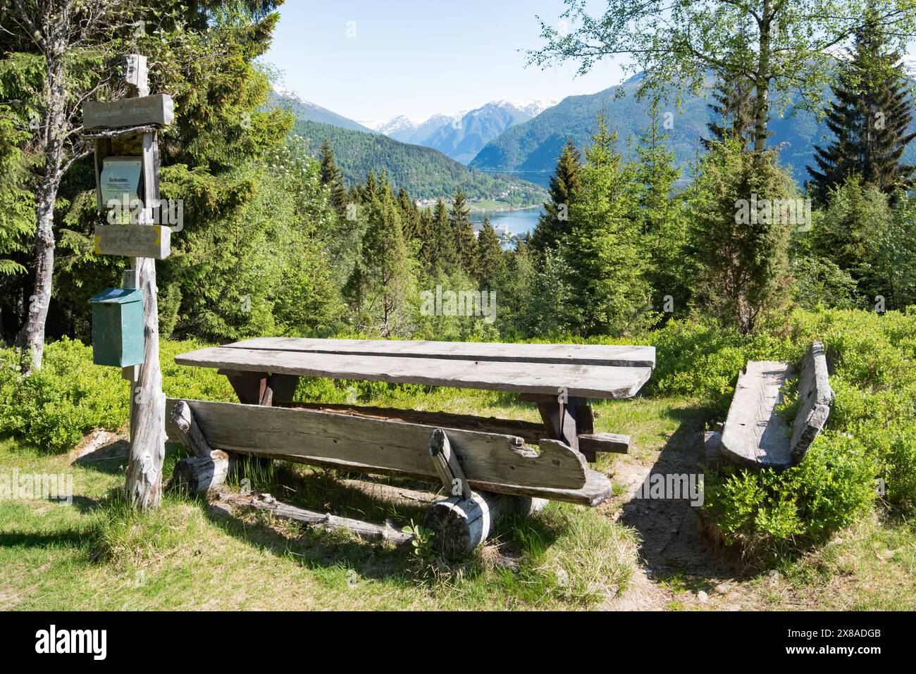 Ein Aussichtspunkt auf einem Naturlehrpfad Lower Naturista in Balestrand, Norwegen mit Blick auf das Kvitnes Hotel und darüber hinaus. Stockfoto