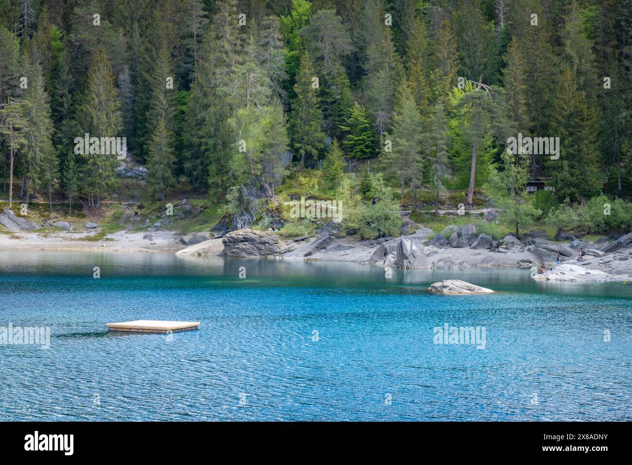 Spaziergang um den wunderbaren Caumasee-See in der Schweiz Stockfoto
