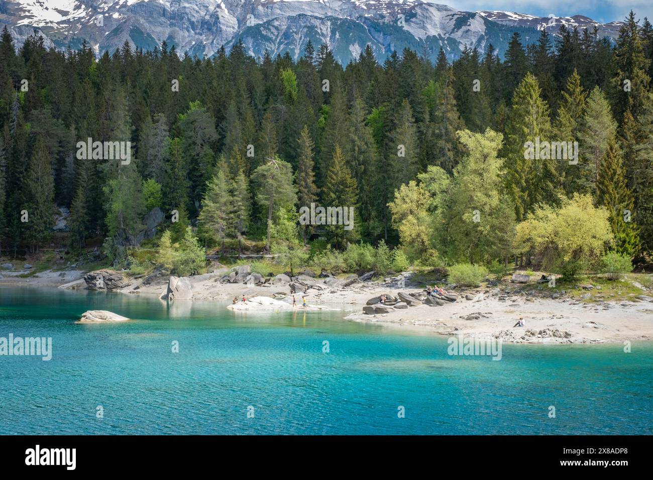 Spaziergang um den wunderbaren Caumasee-See in der Schweiz Stockfoto