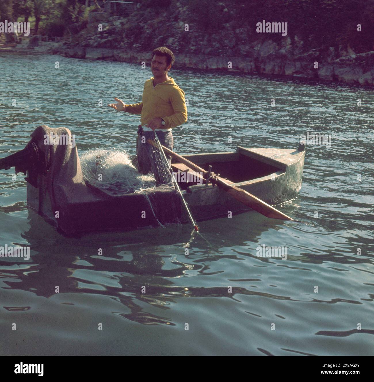 PESCADOR EN SU BARCA - FOTO AÑOS 60. LAGE: LAGO TIBERIADES / MAR DE GALILEA. TIBERIAS. ISRAEL. Stockfoto