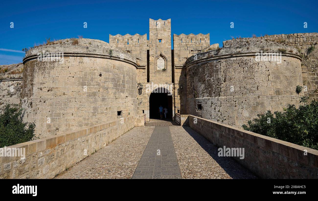 Emery d'Amboise Tor, Stadtmauer von Rhodos, Eingang einer mittelalterlichen Festung mit massiven Steinmauern und Türmen, unter blauem Himmel, Altstadt von Rhodos, Rhodos Stockfoto