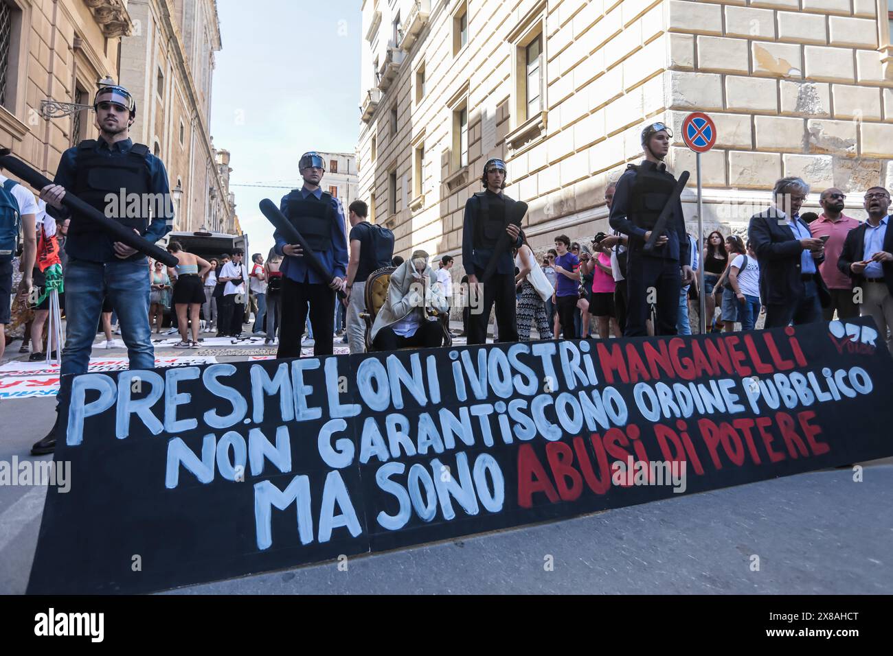 Palermo, Italien. Mai 2024. Flash Mob unserer Gewalt gegen die Gewalt der Regierung von Giorgia Meloni. (Kreditbild: © Antonio Melita/Pacific Press via ZUMA Press Wire) NUR REDAKTIONELLE VERWENDUNG! Nicht für kommerzielle ZWECKE! Stockfoto