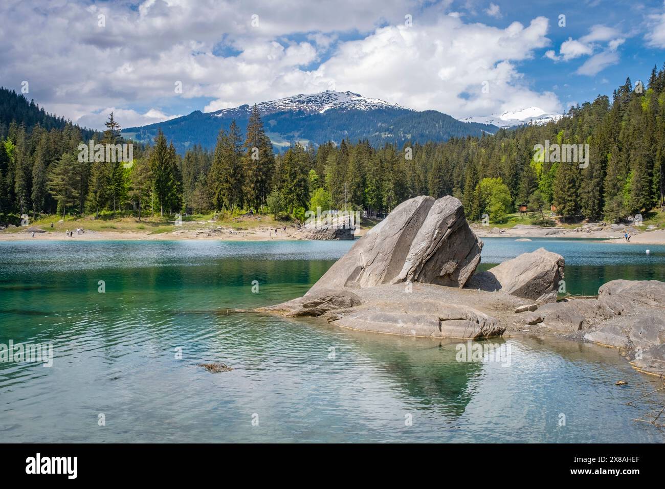 Wandern und Entspannen am wunderschönen Caumasee in der Schweiz Stockfoto