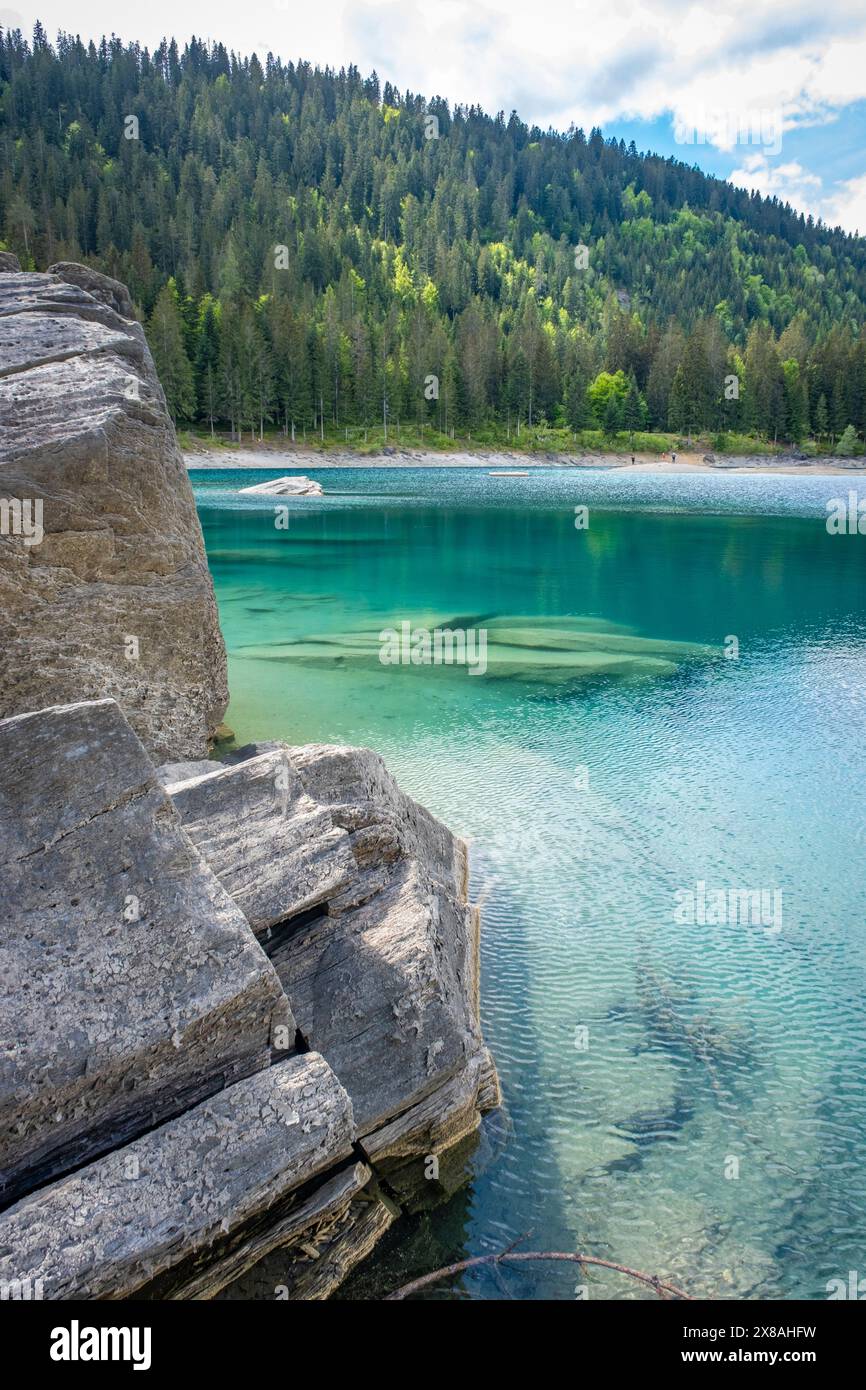 Wandern und Entspannen am wunderschönen Caumasee in der Schweiz Stockfoto