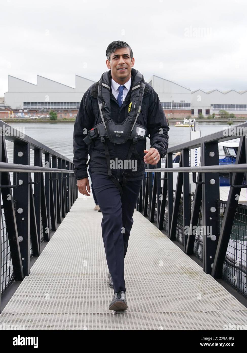 Premierminister Rishi Sunak während seines Besuchs in einem maritimen Technologiezentrum auf einer Werft in Nordirland, während er auf dem Wahlkampfpfad für die allgemeinen Wahlen war. Bilddatum: Freitag, 24. Mai 2024. Stockfoto