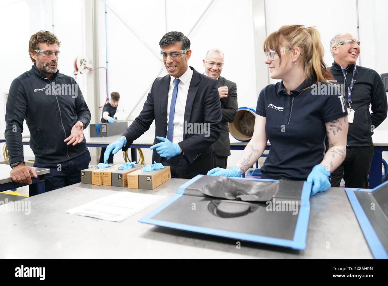 Premierminister Rishi Sunak während seines Besuchs in einem maritimen Technologiezentrum auf einer Werft in Nordirland, während er auf dem Wahlkampfpfad für die allgemeinen Wahlen war. Bilddatum: Freitag, 24. Mai 2024. Stockfoto