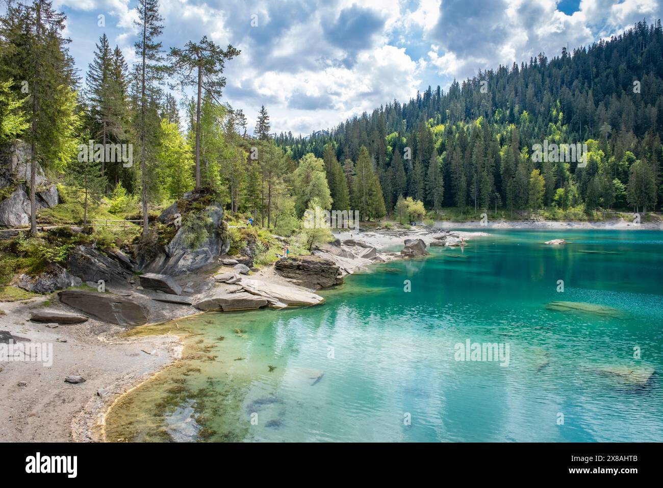 Wandern und Entspannen am wunderschönen Caumasee in der Schweiz Stockfoto