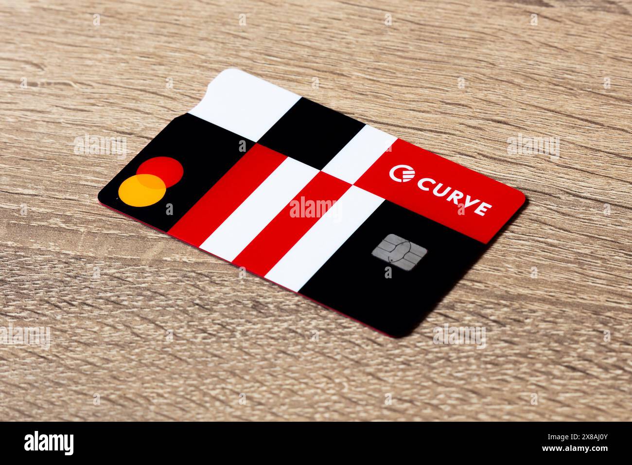 Rajka, Ungarn - 28. Oktober 2023: Kurve Kredit- und Debitkarte. Bank und Finanzen. Geldmanagement. Finanz- und Online-Banking-Service. Mobile Payme Stockfoto