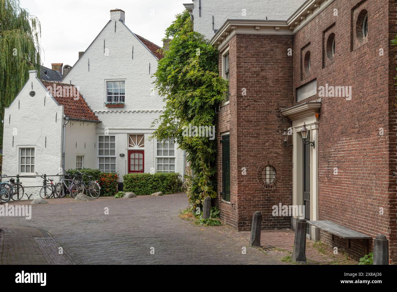 Enge alte Straße mit Mauerhäusern im alten Teil von Amersfoort. Stockfoto