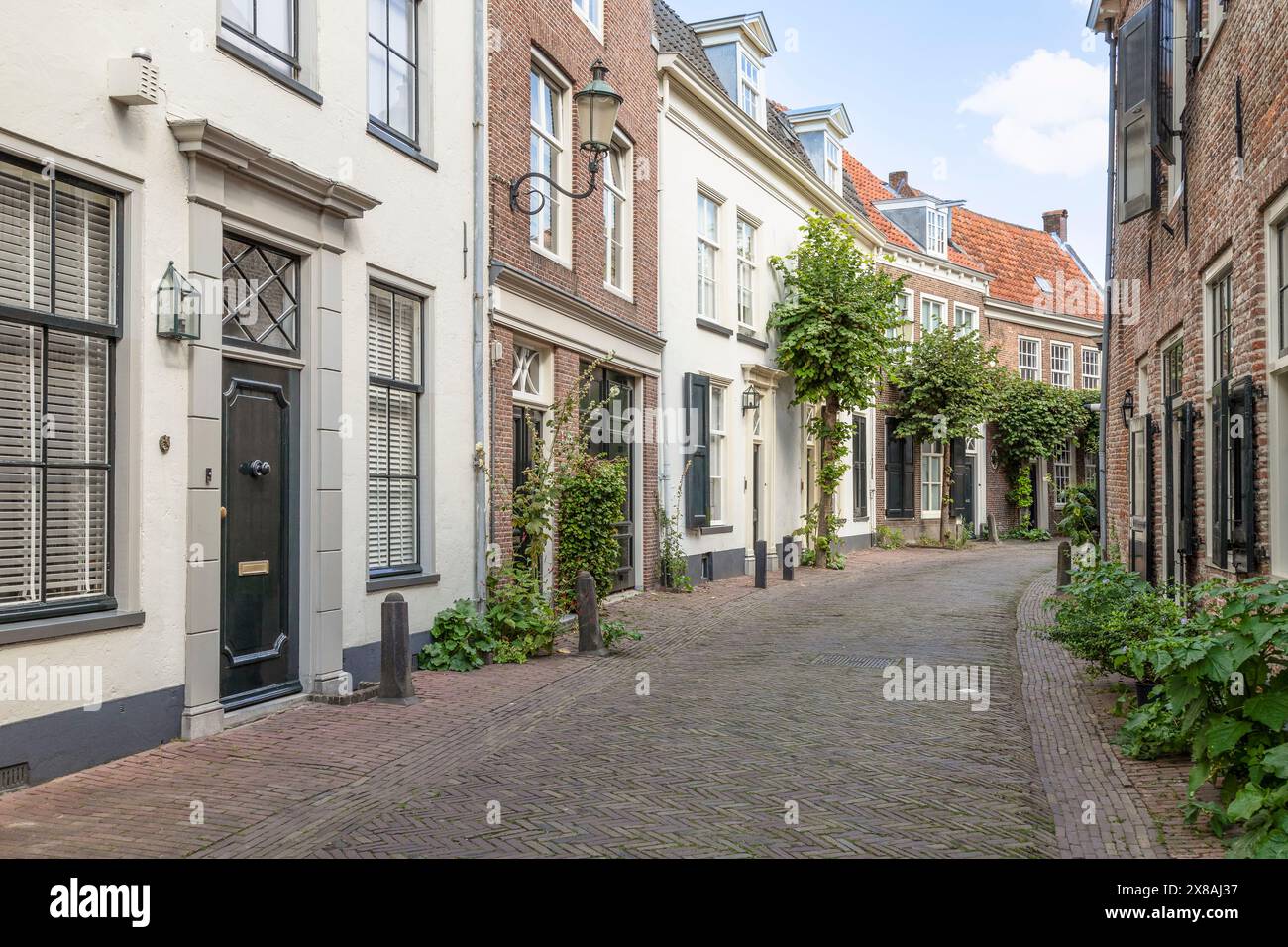 Enge alte Straße mit Mauerhäusern im alten Teil von Amersfoort. Stockfoto