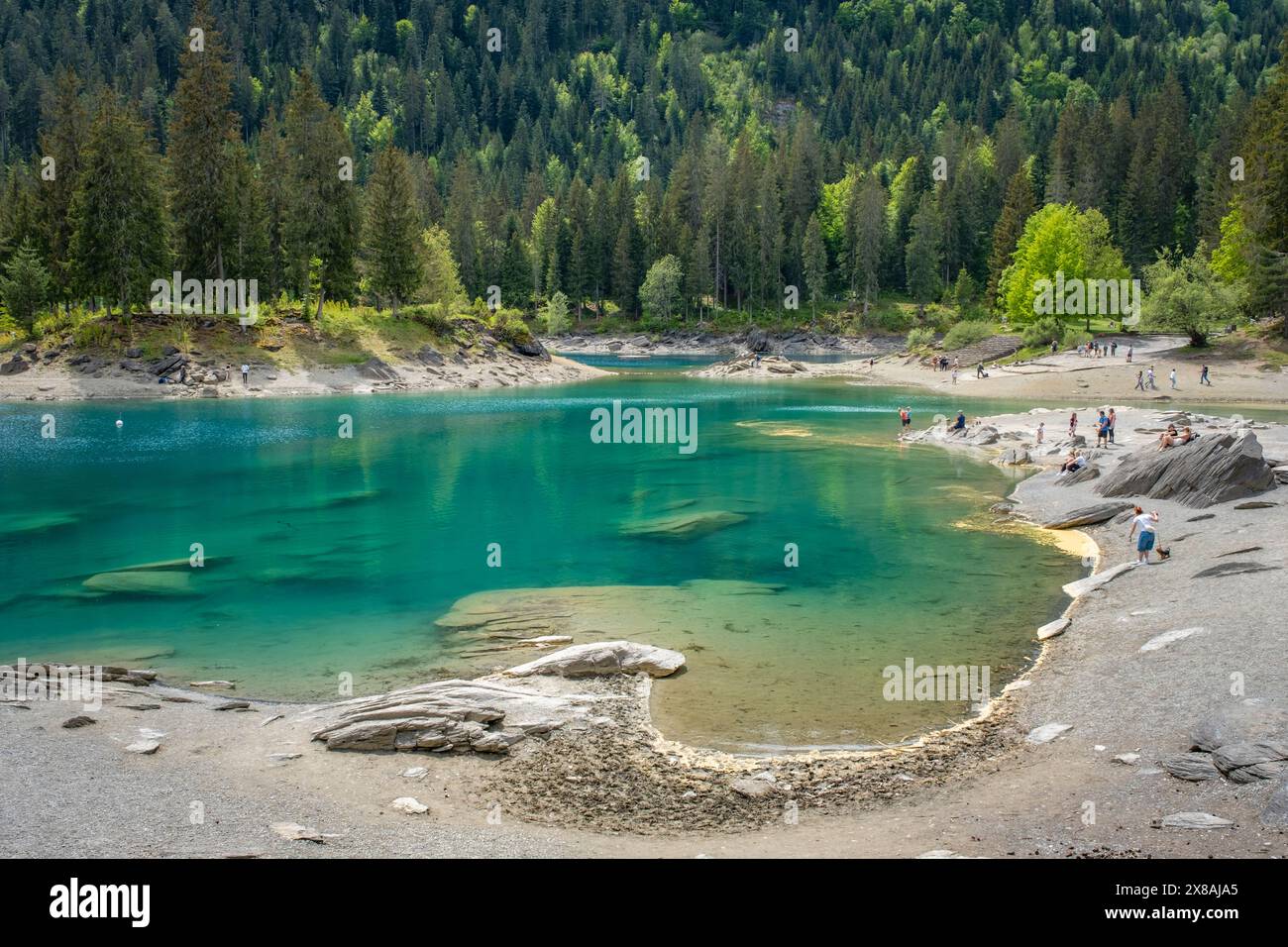 Wandern und Entspannen am wunderschönen Caumasee in der Schweiz Stockfoto