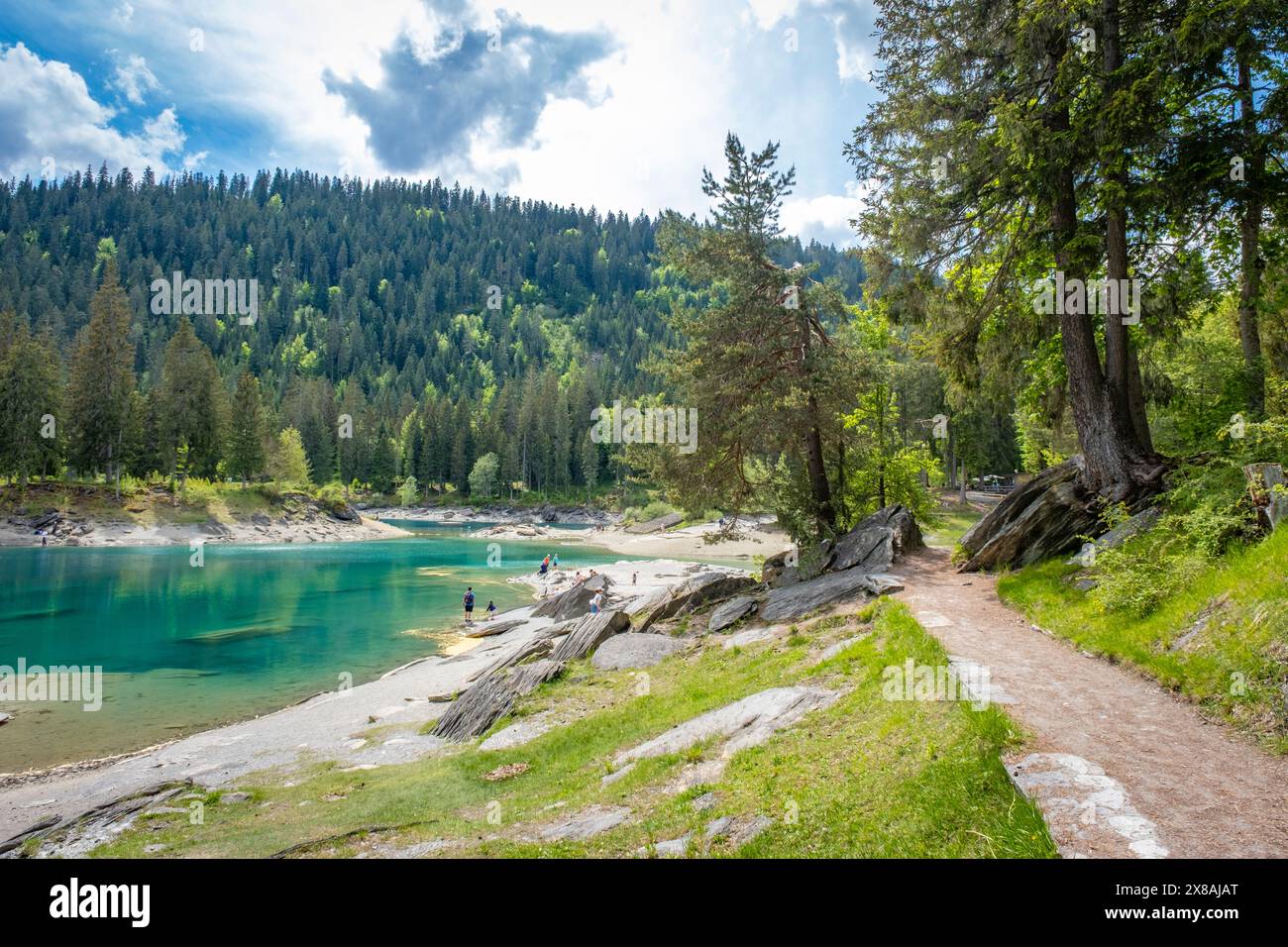 Wandern und Entspannen am wunderschönen Caumasee in der Schweiz Stockfoto