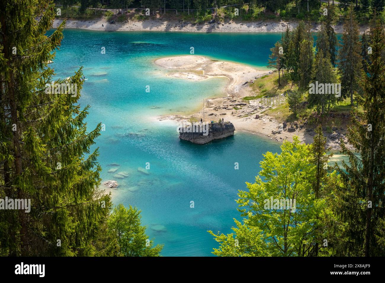 Wandern und Entspannen am wunderschönen Caumasee in der Schweiz Stockfoto
