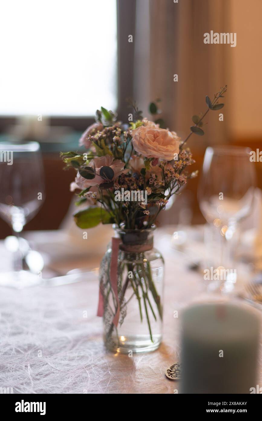 Elegante Dekoration für Hochzeitstisch mit Blumenarrangements in der Vase Stockfoto